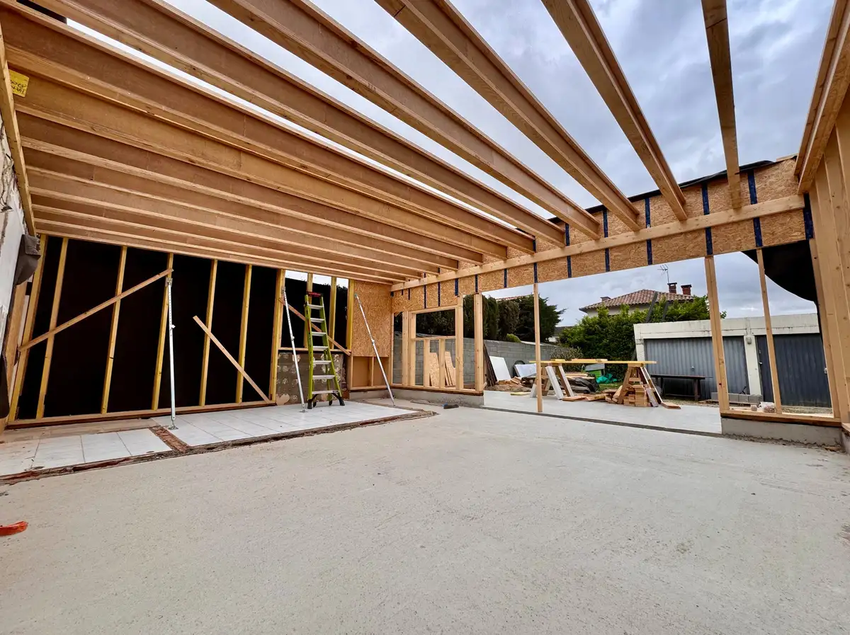 Extension maison individuelle en murs ossature bois et charpente en poutres en I.