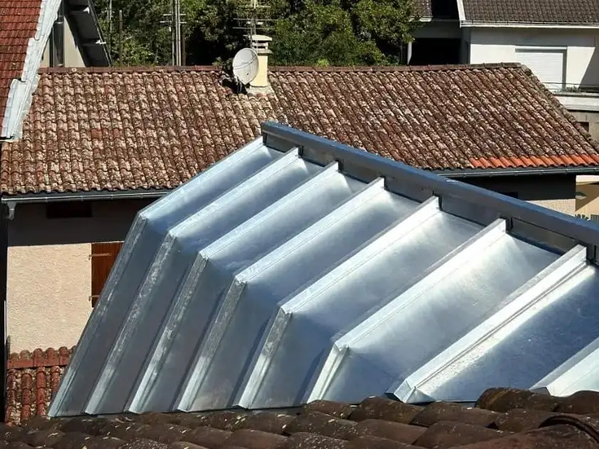 Lucarnes 4 pans recevant une couverture sur tasseaux sur les 2 brisis et les 2 terrassons.