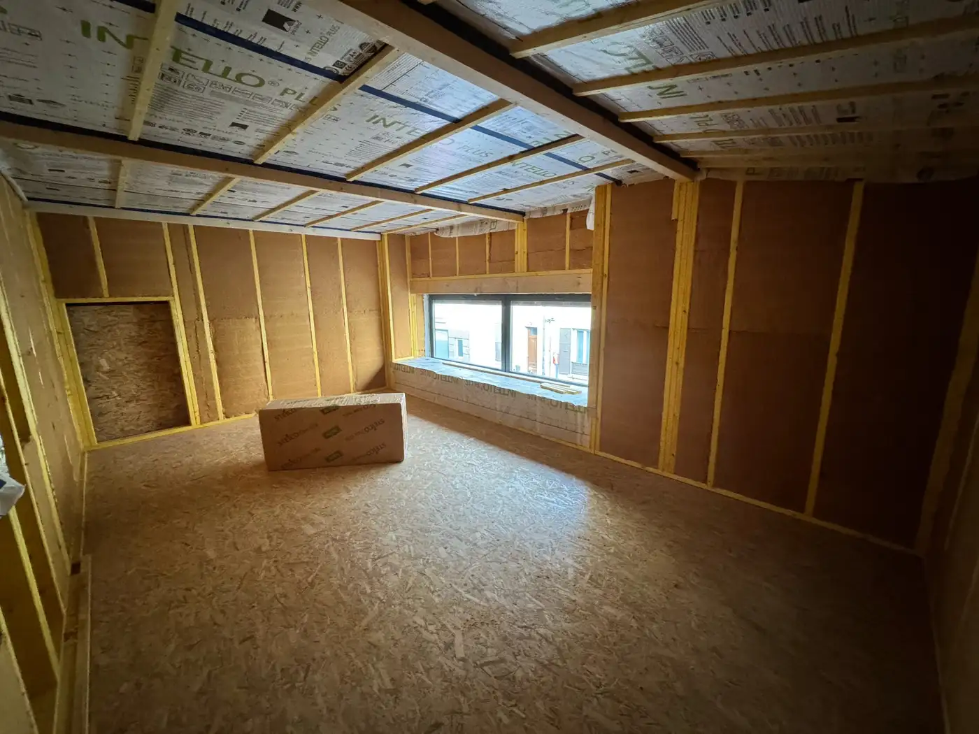 Création d'une salle de réunion en murs ossature bois en zone non chauffée.